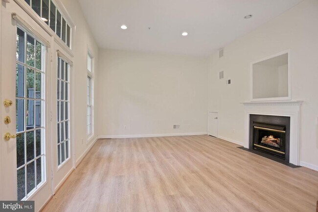 Foto del edificio - 1614 Leeds Castle Dr