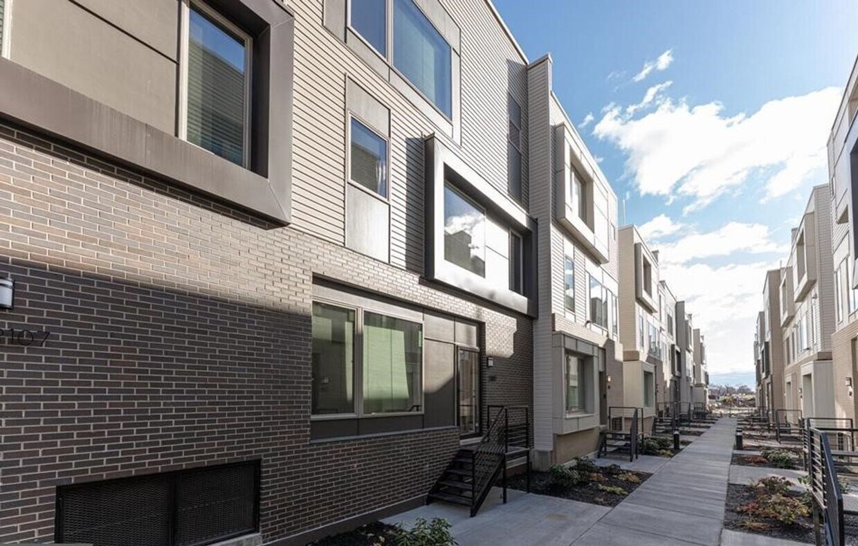 Primary Photo - Gorgeous 3-Bedroom Townhome with Parking S...