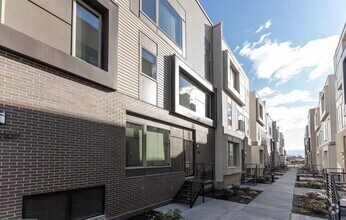 Building Photo - 2108 Kensington Walk