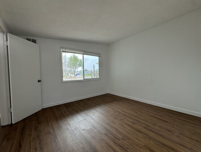 Building Photo - 4 Bedroom / 2 Bathroom home for rent