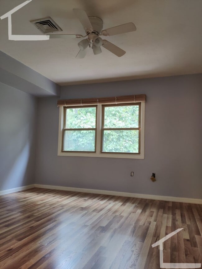 Building Photo - Great Condo-Style 2.5 bedroom Available Feb 1, 2026