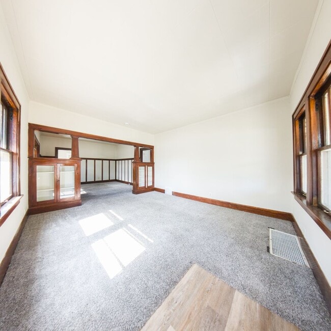 Building Photo - Spacious 3 Bedroom 1 Bathroom Home