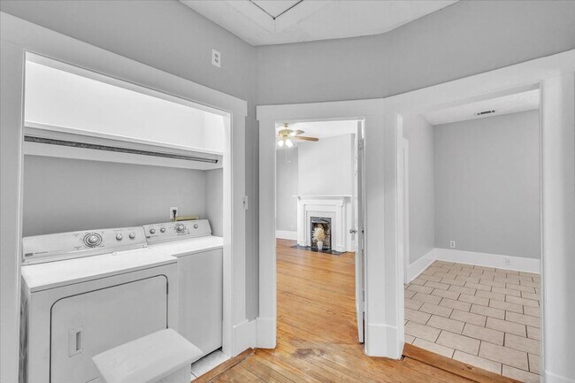 Foto del edificio - 3 bedroom 2 bath Downtown Savannah apartment