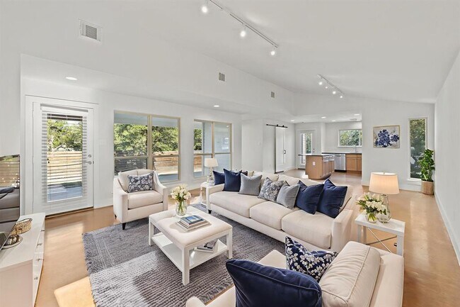 Foto del edificio - 2304 Rain Water Dr