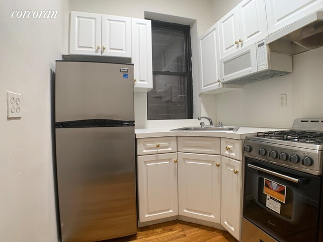 Building Photo - 242 E 77th St