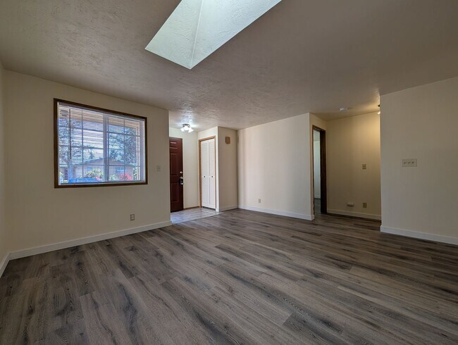 Foto del edificio - Great 2 bed/1 bath duplex with garage in Springfield!