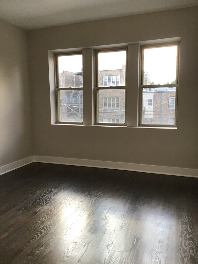 Foto del edificio - 8048 S Marshfield Ave