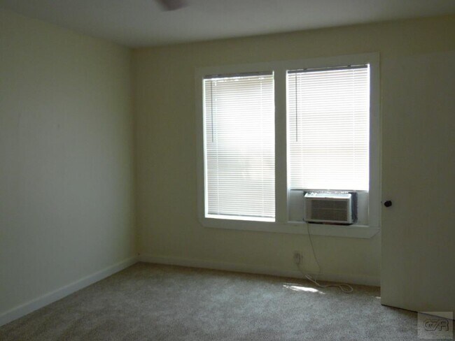 Building Photo - 2115 Broadway Avenue J