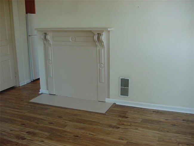 Building Photo - 301 Pine St