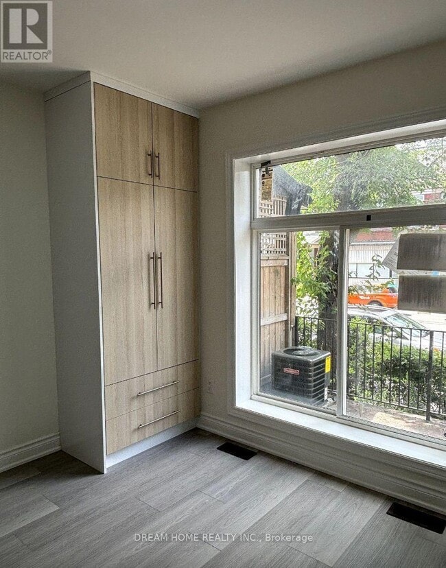 Photo du bâtiment - 643 Bathurst St