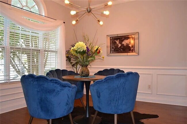 Foto del edificio - Room in Townhome on Bayrose Cir