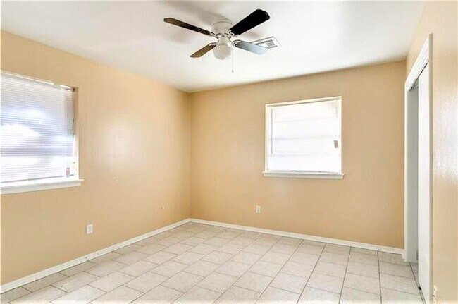Building Photo - Adorable Home Close to Tinker AFB!!! *** O...