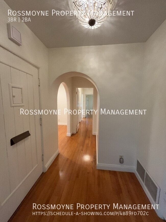 Building Photo - 10856 Wellworth Ave