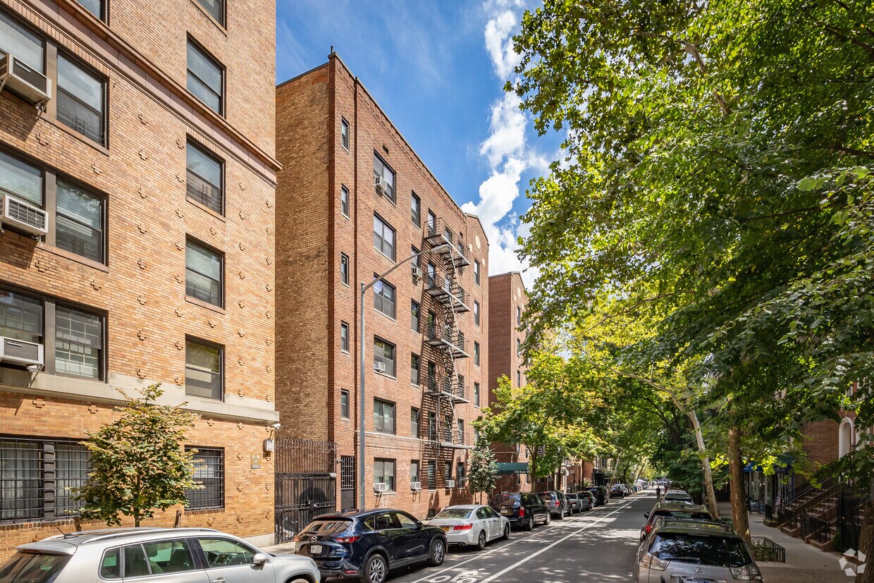 Foto principal - 221 E 78th Street