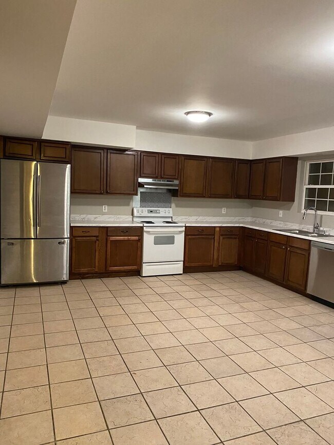 Building Photo - Move in Ready Updated 4 bed 2 bath with ga...