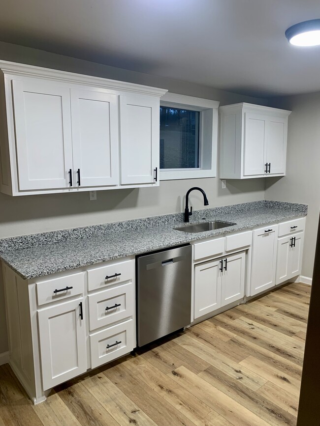 Building Photo - 260 Hickory Dr