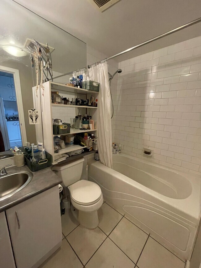 Building Photo - 409 Swift St