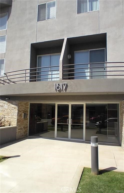 Foto del edificio - 1617 S Beverly Glen Blvd