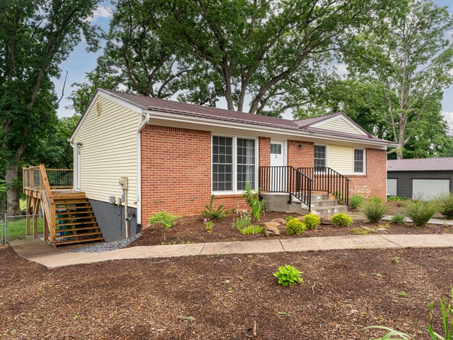 Building Photo - 3 Southwicke Ct