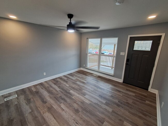 Foto del edificio - COMING SOON: Fully Renovated, Full of Charm — Space, Style, and a Porch Swing Vibe