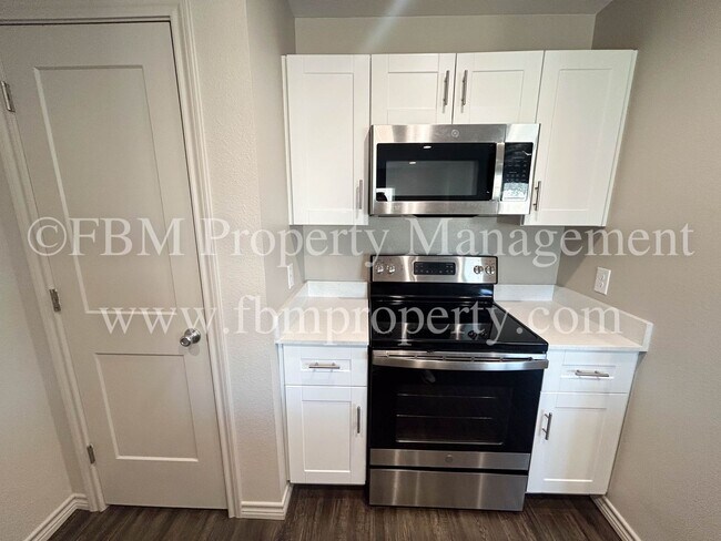 Foto del edificio - Hidden Creek Townhomes, Unit 611 - Downstairs 2 Bedroom, 2 Bathroom Home in Ennis, TX