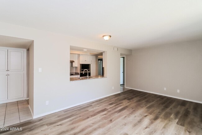 Building Photo - 1231 E Bishop Dr