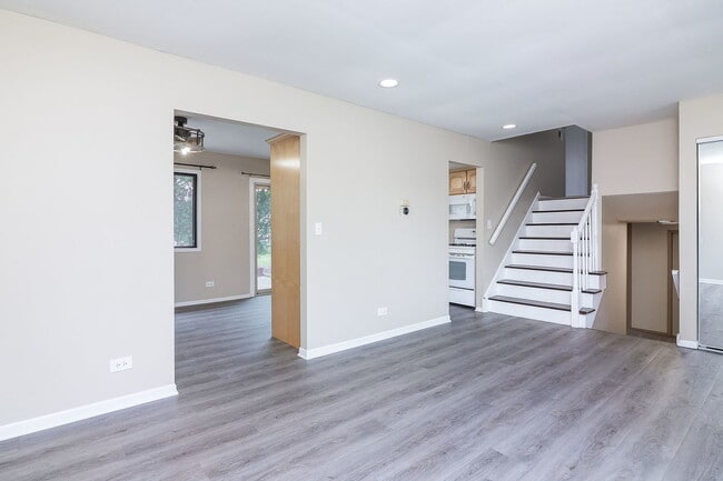 Building Photo - 3920 Shoreline Dr