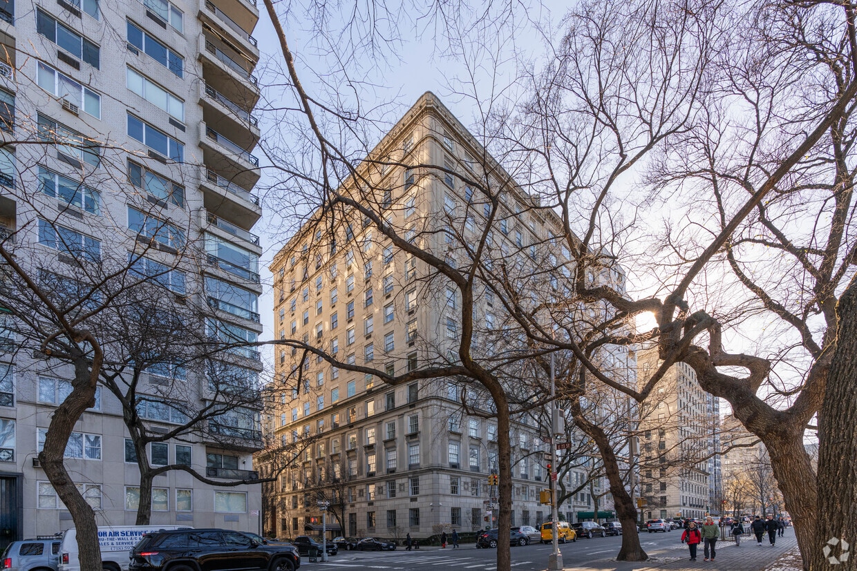 Primary Photo - 920 Fifth Ave
