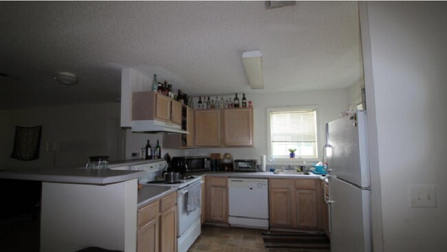 Foto del edificio - 2020 University Woods Rd