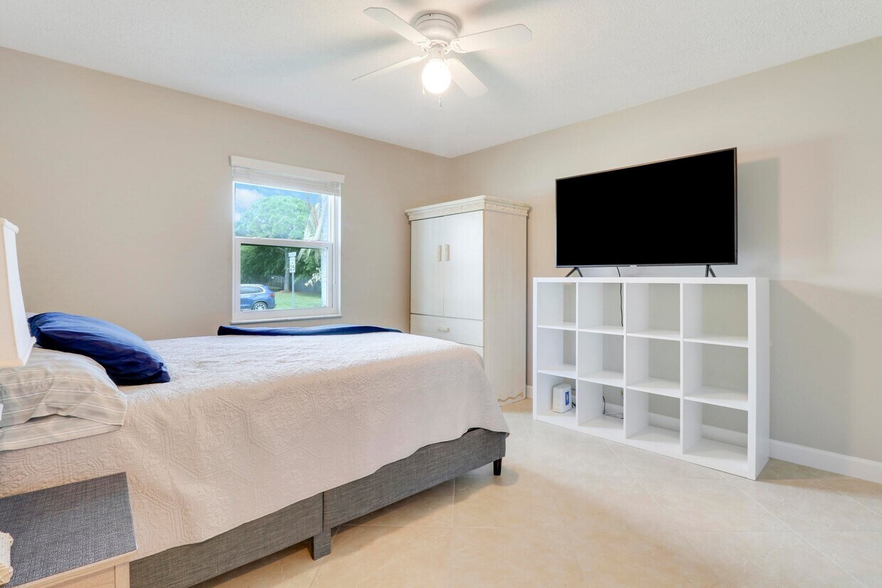 Photo - 302 SE Lancaster Ave (Port Saint Lucie, FL)