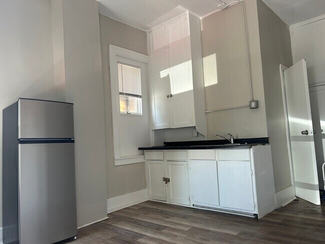 Kitchen - 1021 3rd Ave