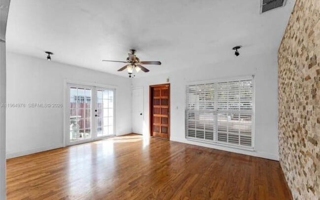 Building Photo - 4220 SW 13th St