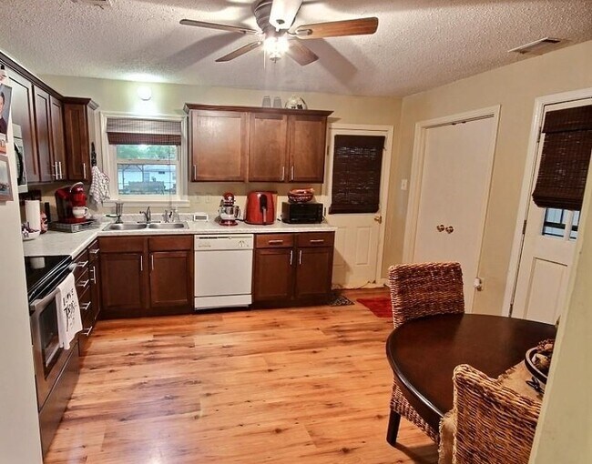 Building Photo - 483 Grace Cove