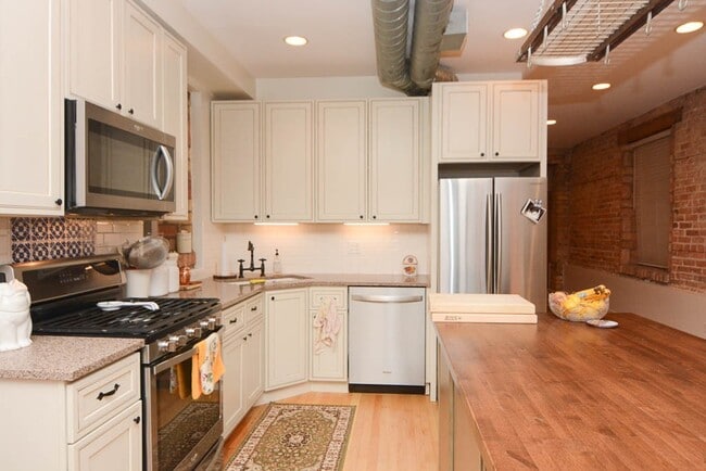 Building Photo - 1726 W Erie St