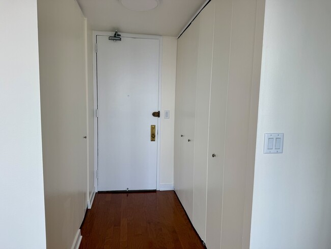 Foto del edificio - 655 W Irving Park Rd