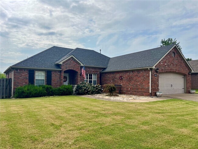 Building Photo - 800 Sienna Dr