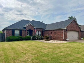 Building Photo - 800 Sienna Dr