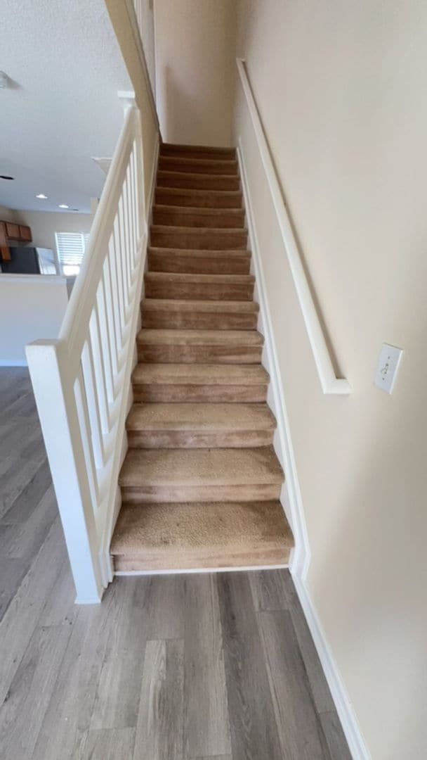 Building Photo - 2 BEDROOM TOWNHOME IN GATED COMMUNITY!