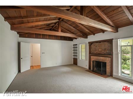 Building Photo - 868 Toyopa Dr