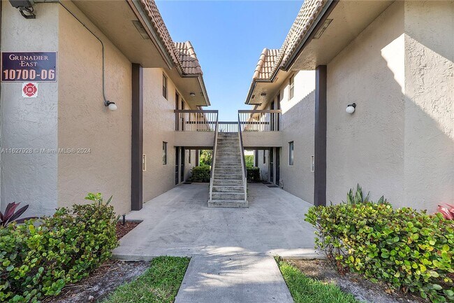 Foto del edificio - 10704 Royal Palm Blvd