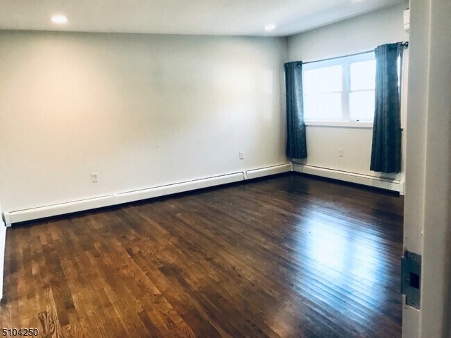 Building Photo - 725 Boulevard