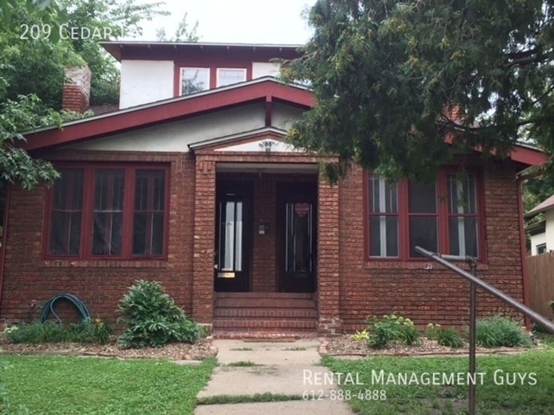 Primary Photo - 209 Cedar Lake Rd N
