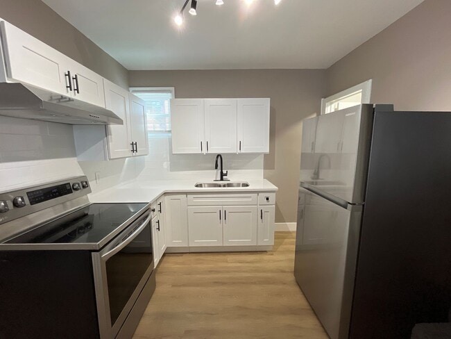 Building Photo - Fully Renovated and Modern 3-Bedroom, 1-Ba...