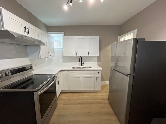 Foto del edificio - Fully Renovated and Modern 3-Bedroom, 1-Ba...