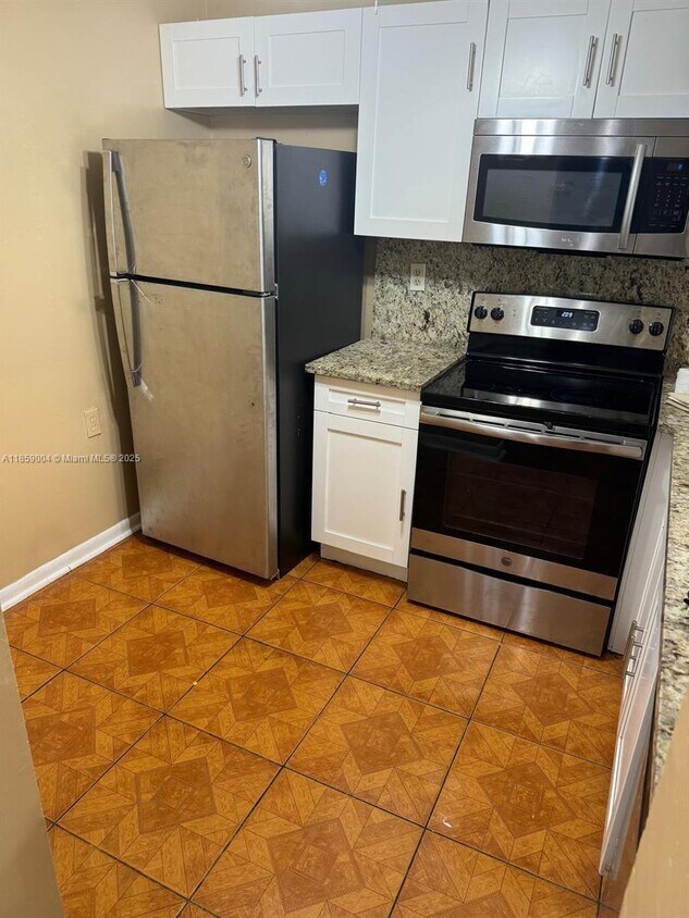 Foto principal - 984 Lake Victoria Dr