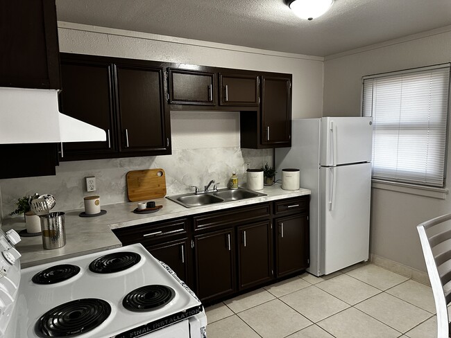 Building Photo - Albores Apartments