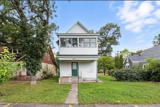 Building Photo - 612 7th Ave S