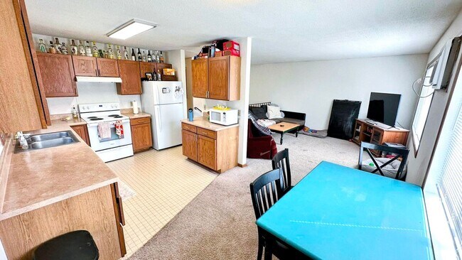 Building Photo - Off Campus Housing Option - Spacious 3 Bed...