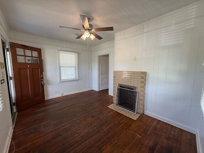 Foto del edificio - Pensacola - 3 bedroom, 1 bathroom - Old Style Shotgun Home with Original Charm
