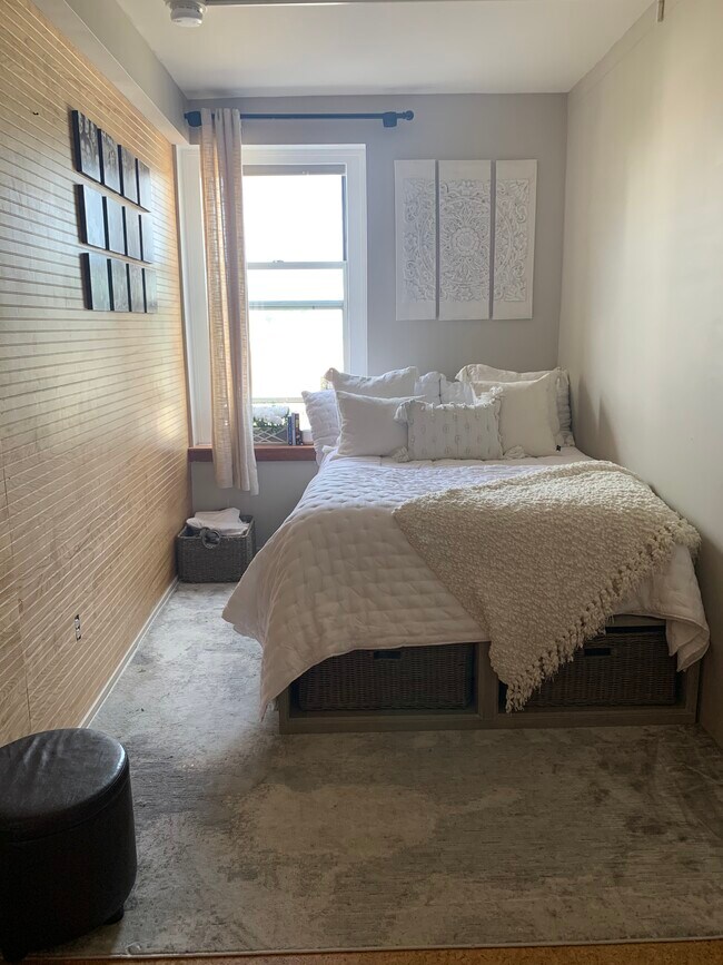 Queen bed - 131 Main St